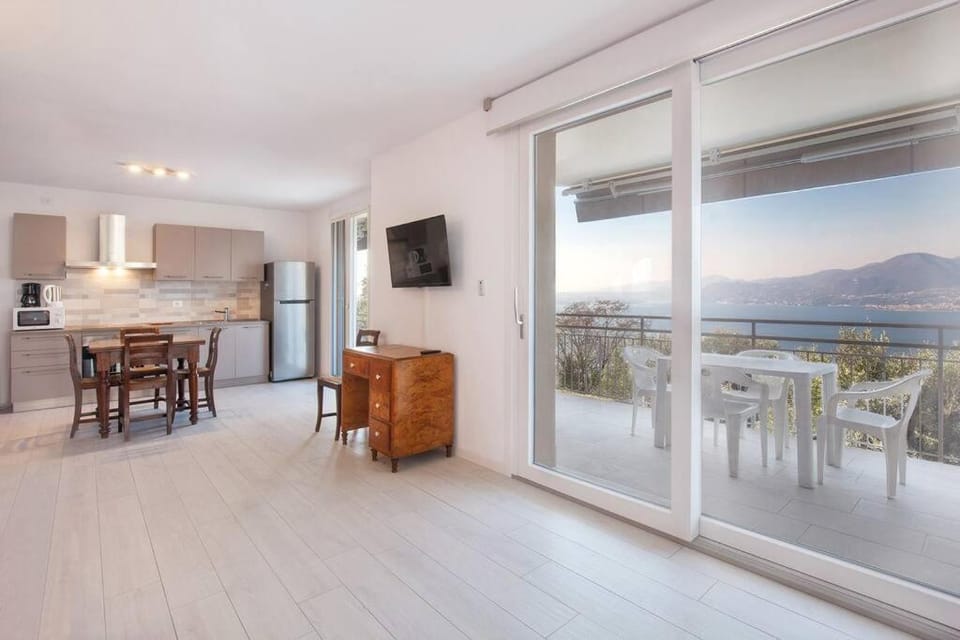 Kitchen or kitchenette, Living room, Dining area, Lake view