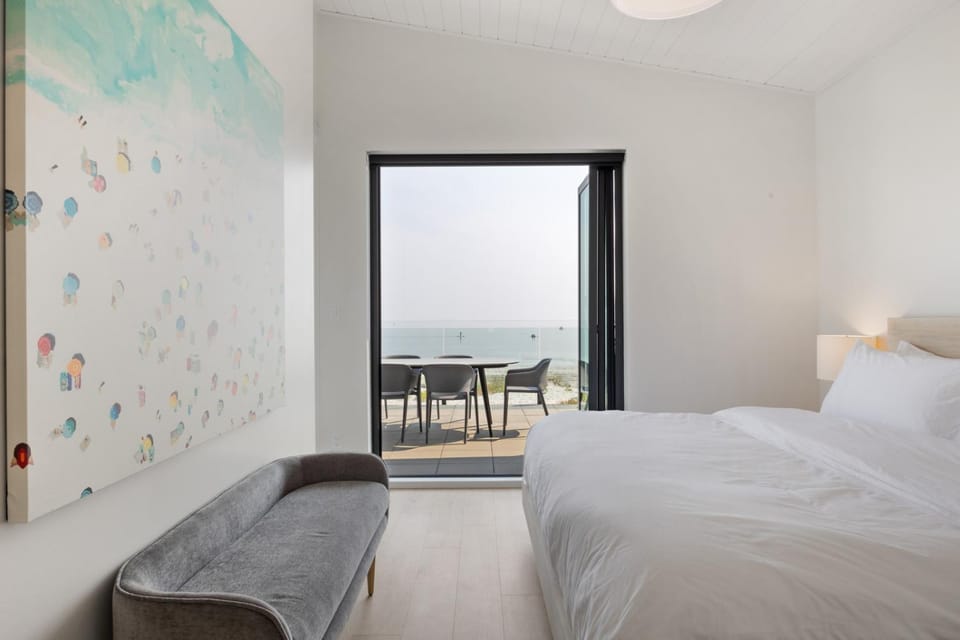 Bed, Natural landscape, Living room, Photo of the whole room, Seating area, Bedroom, Sea view