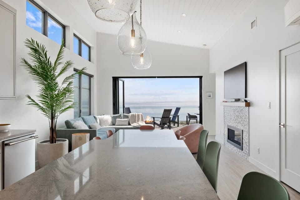 Natural landscape, TV and multimedia, Living room, Seating area, Dining area, Sea view