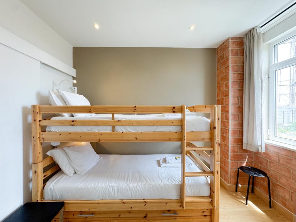 Bedroom, bunk bed