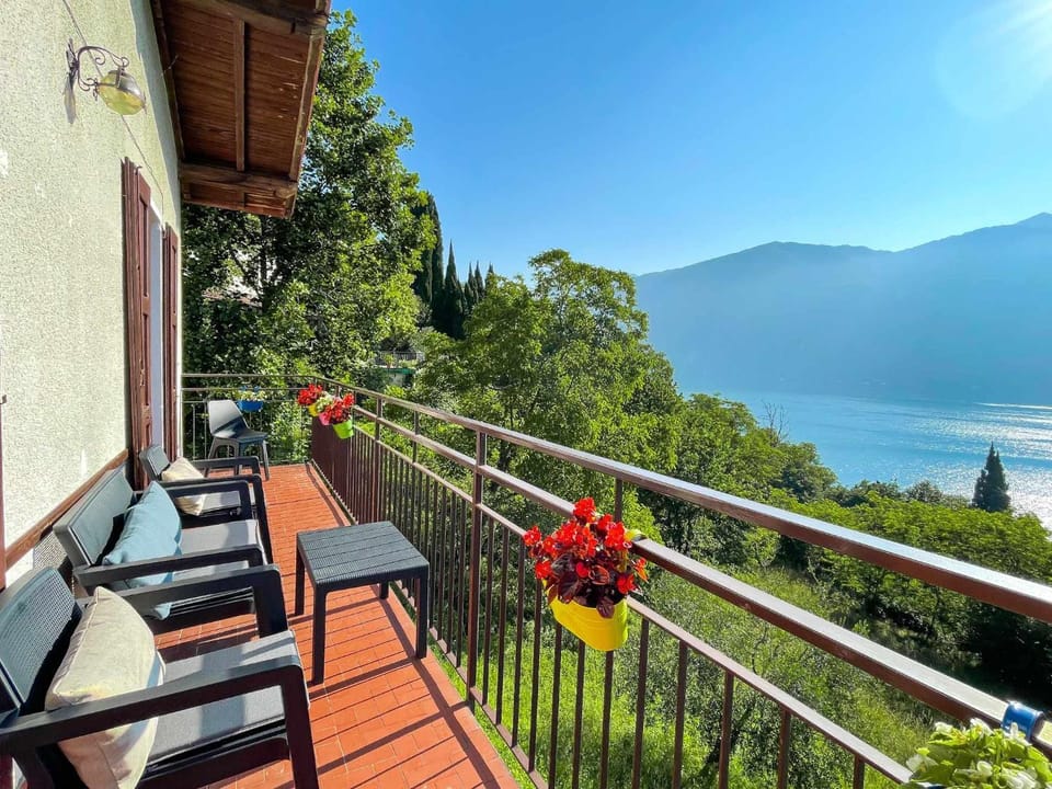 Appartamento Tivano, balcone con vista lago Apartment in Bellagio