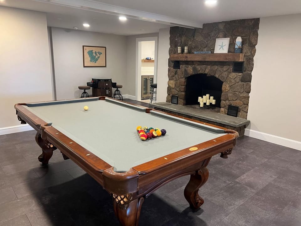 Relax by the Lake: Private Beach Views House in Centerville