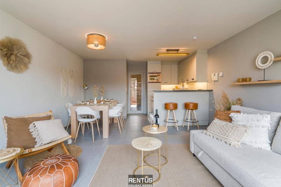 Kitchen or kitchenette, Living room, Seating area, Dining area