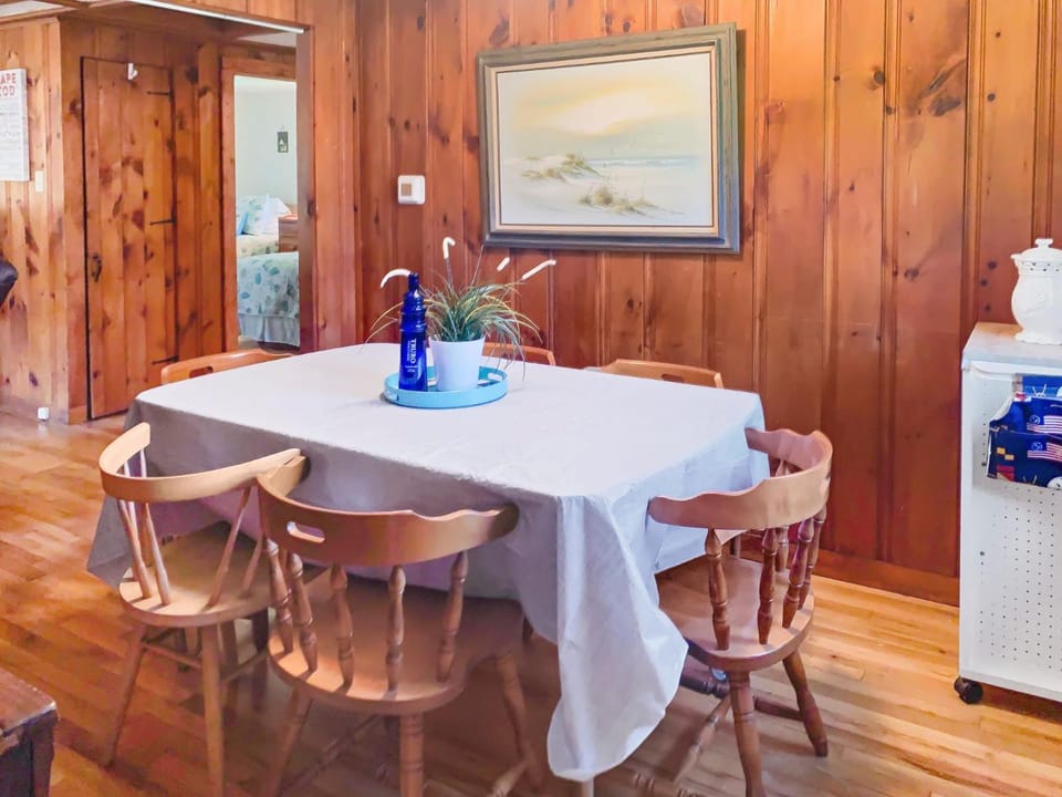 Quintessential Cape Cottage Near the Beach House in South Yarmouth