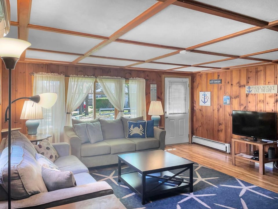Quintessential Cape Cottage Near the Beach House in South Yarmouth