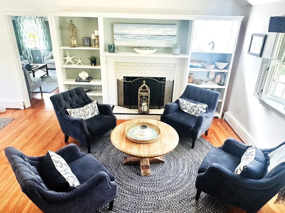 Beach Glass—Space, Fun Furry Friends Welcome House in Brewster