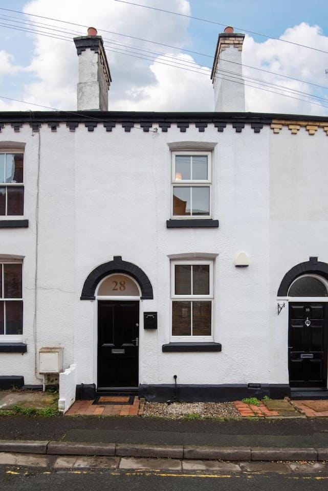 2 Bedroom Terrace Cottage, Parking and River Walks House in Shrewsbury