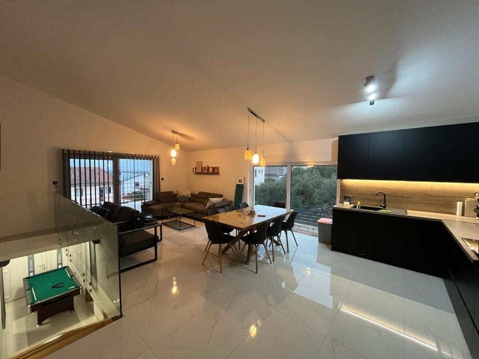 Luxury Villa Lana Apt, Seaview Terrace, Large Outdoor Space, BBQ Villa in Trogir