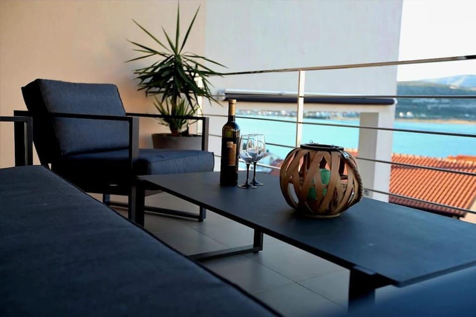 Luxury Villa Lana Apt, Seaview Terrace, Large Outdoor Space, BBQ Villa in Trogir