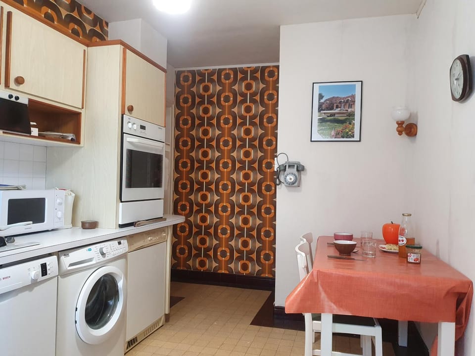 Kitchen or kitchenette, Dining area, dishwasher, minibar, pet friendly, stove, washing machine