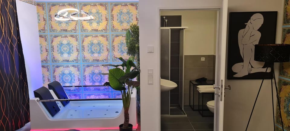luxury Love Room Spa Whirlpool Jacuzzi Apartment in Nuremberg