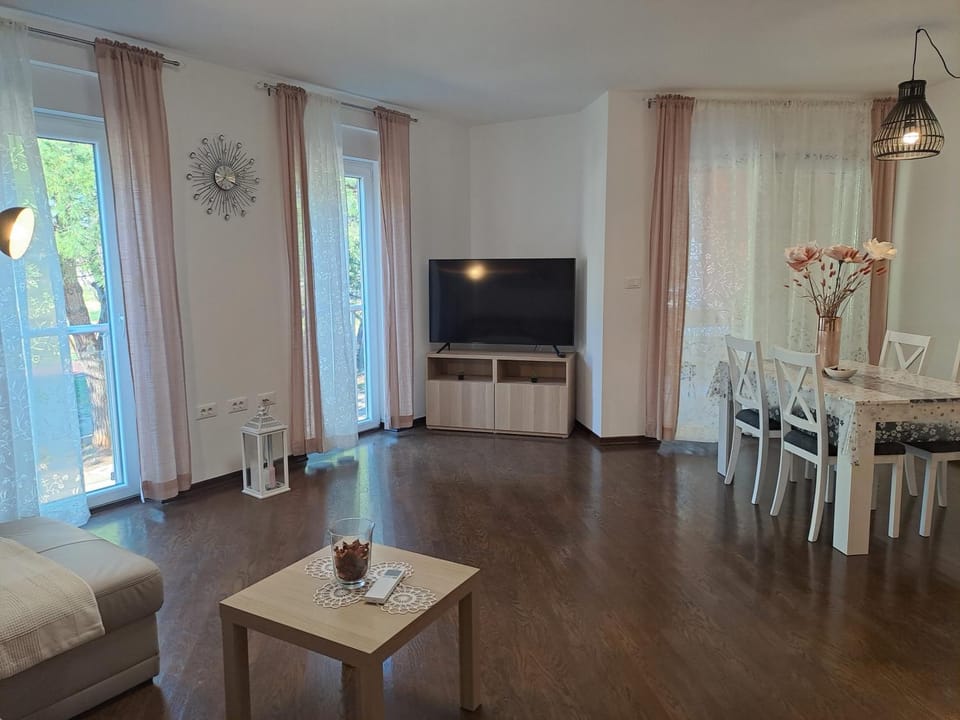 Living room, Seating area, Dining area