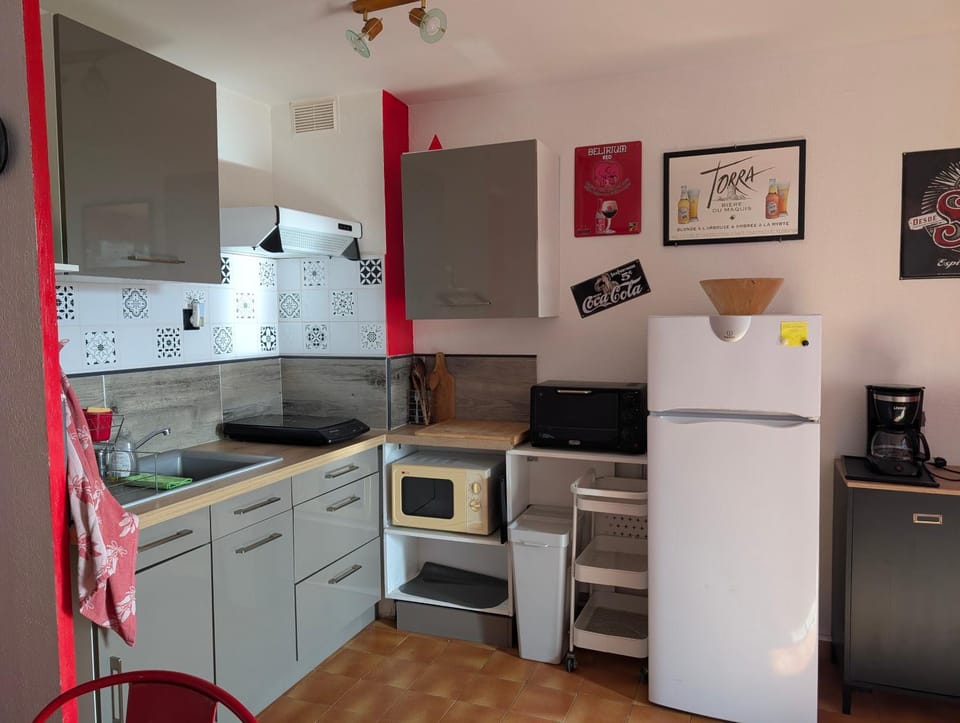 Kitchen or kitchenette