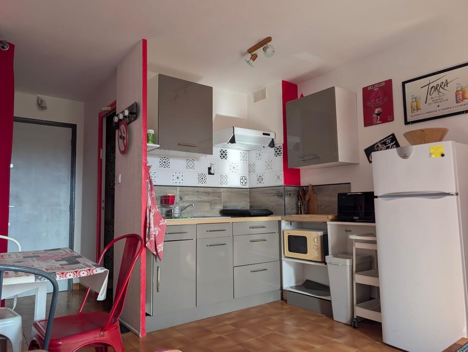 Kitchen or kitchenette, Dining area, oven, stove