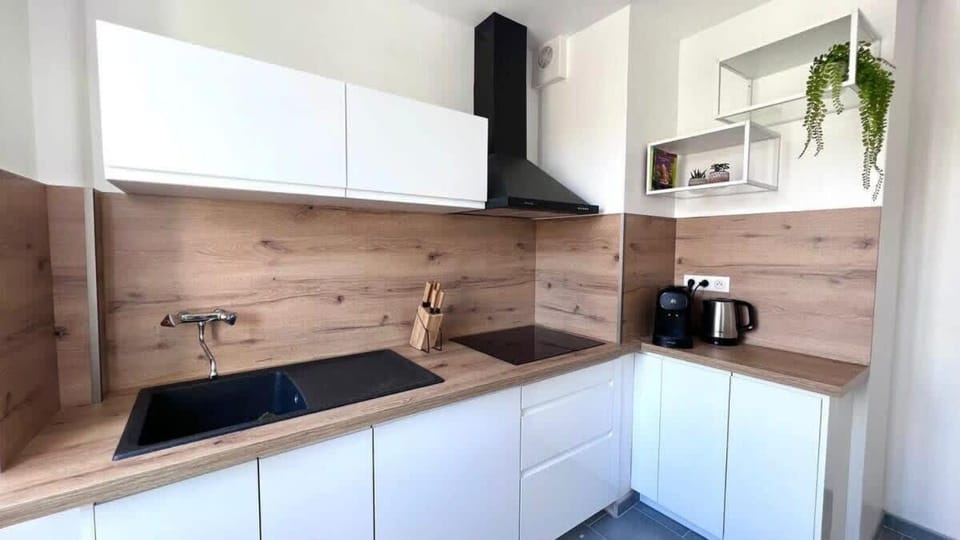 Coffee/tea facilities, Kitchen or kitchenette, dishwasher, stove