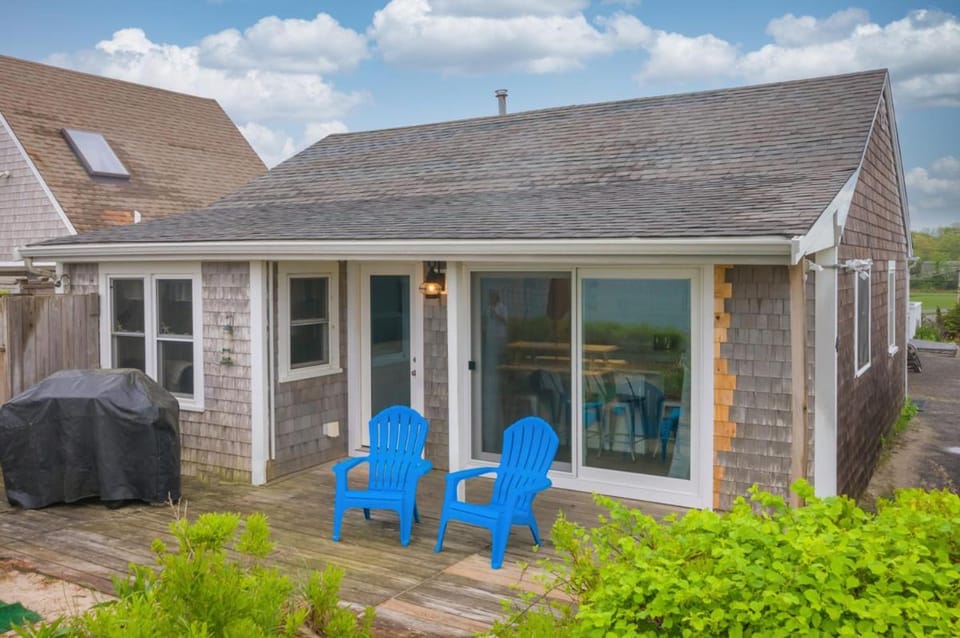 Oceanfront Escape—Cape Cod Bay Sandbars House in East Sandwich
