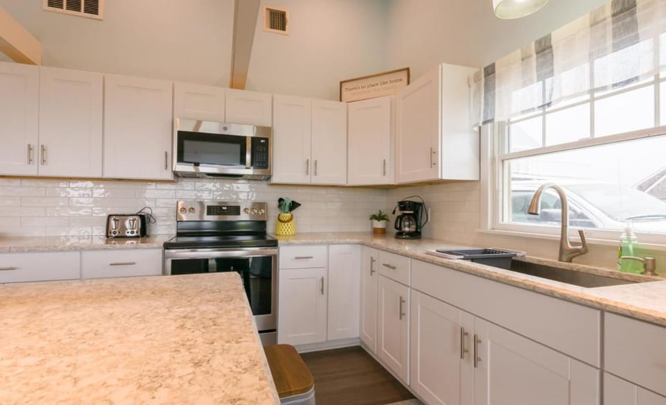Oceanfront Escape—Cape Cod Bay Sandbars House in East Sandwich