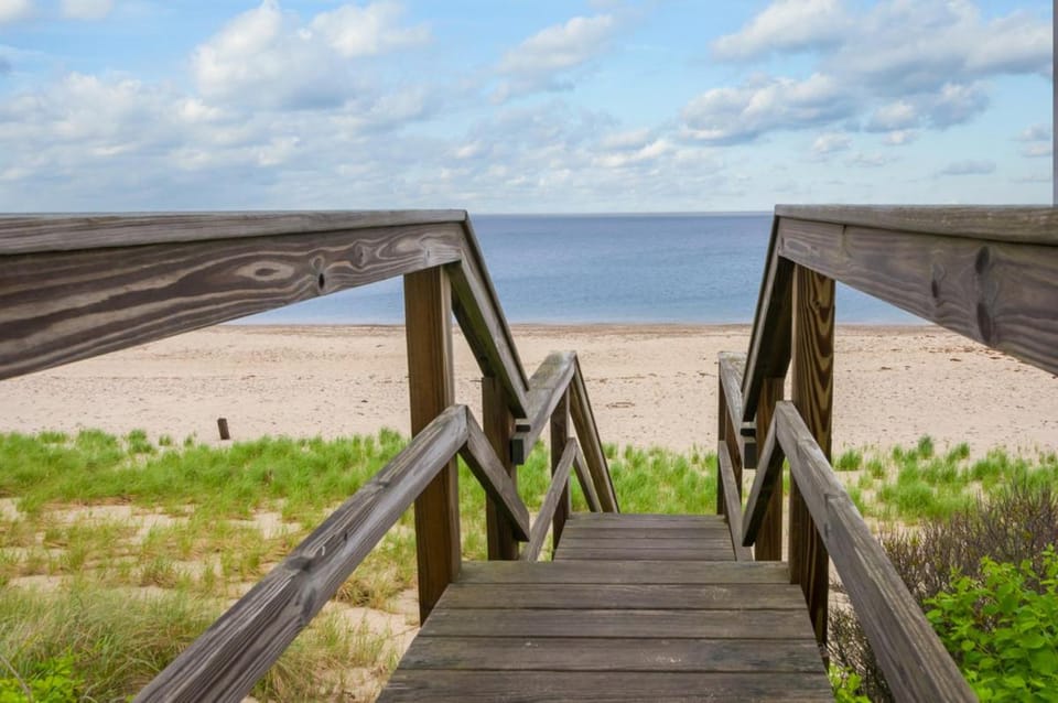 Oceanfront Escape—Cape Cod Bay Sandbars House in East Sandwich