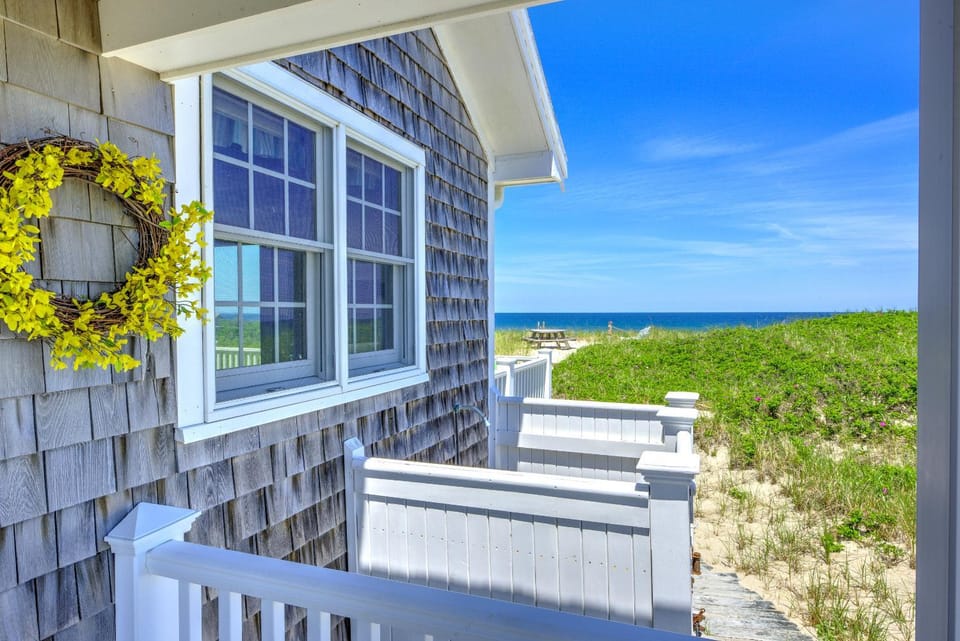 Oceanfront Escape—Decks, Views Family Space House in East Sandwich