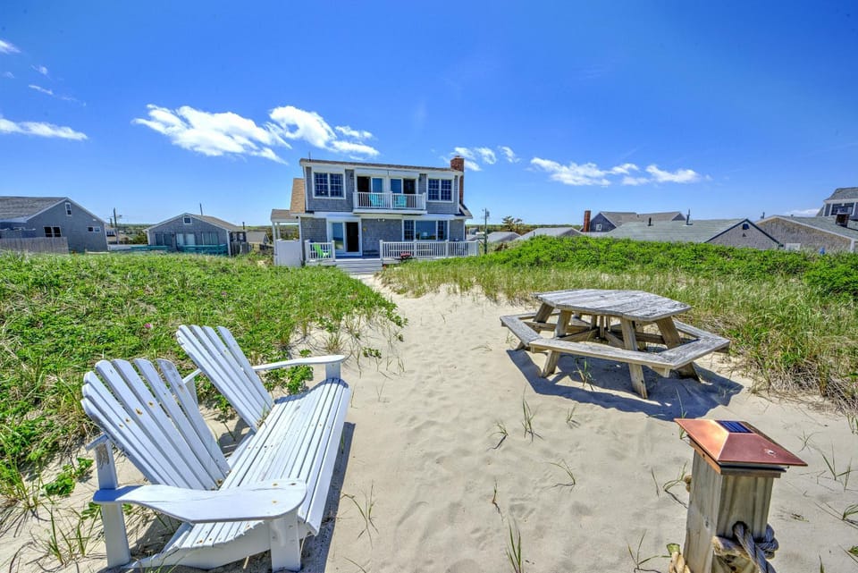 Oceanfront Escape—Decks, Views Family Space House in East Sandwich
