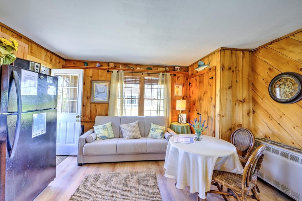 Cozy Cape Guest Cottage—Steps to Oceanfront Bay House in East Sandwich