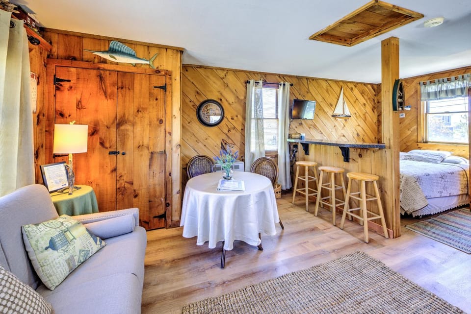 Cozy Cape Guest Cottage—Steps to Oceanfront Bay House in East Sandwich