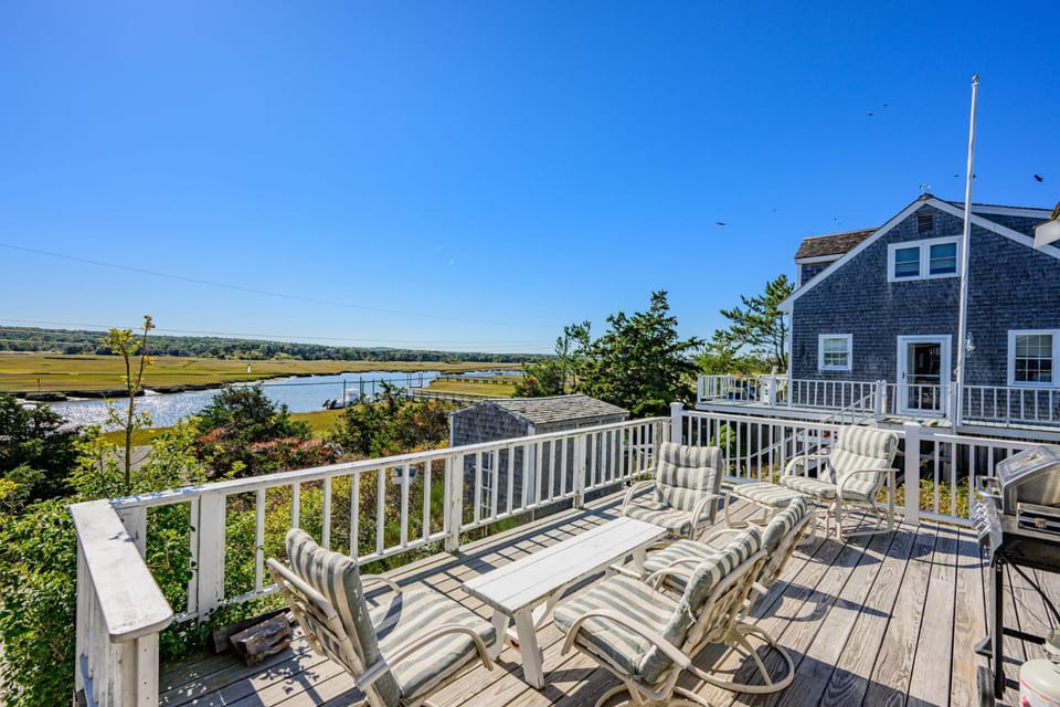 OCEANFRONT Classic beach cottage on Spring Hill Beach with great views and AC House in Sandwich