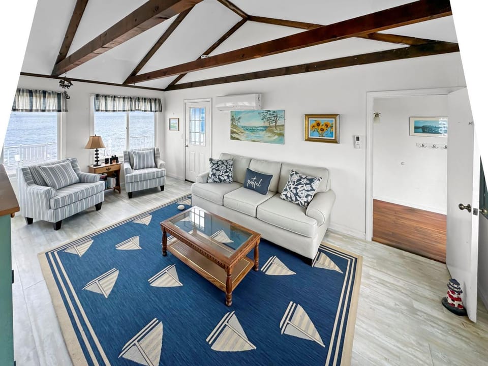 OCEANFRONT Classic beach cottage on Spring Hill Beach with great views and AC House in Sandwich