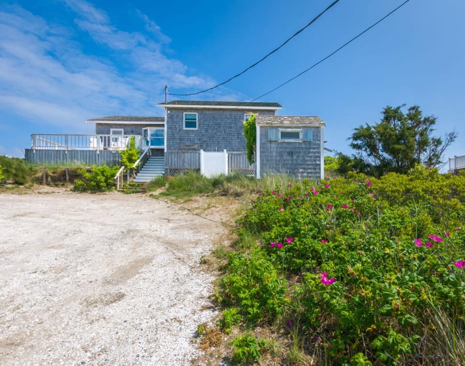 OCEANFRONT Classic beach cottage on Spring Hill Beach with great views and AC House in Sandwich