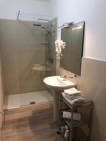 Shower, Toilet, Bathroom, heating, towels
