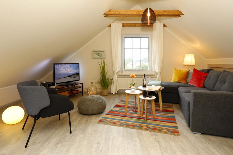 Communal lounge/ TV room, TV and multimedia, Living room, Seating area, Evening entertainment