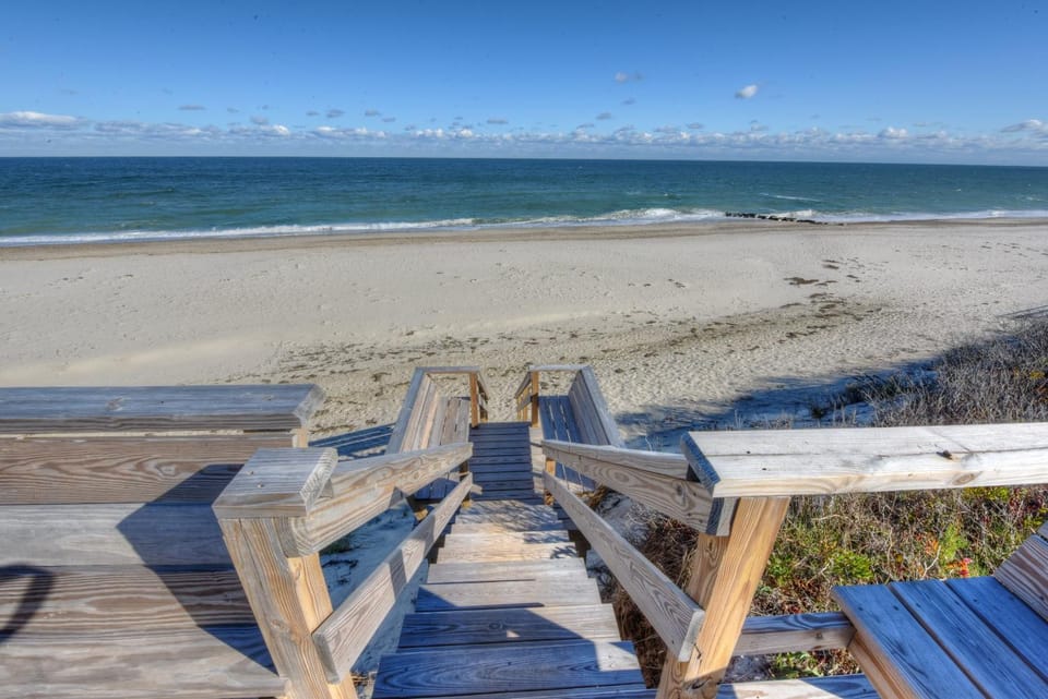 Charming Cape Cottage—Ocean Views Private Beach House in East Sandwich