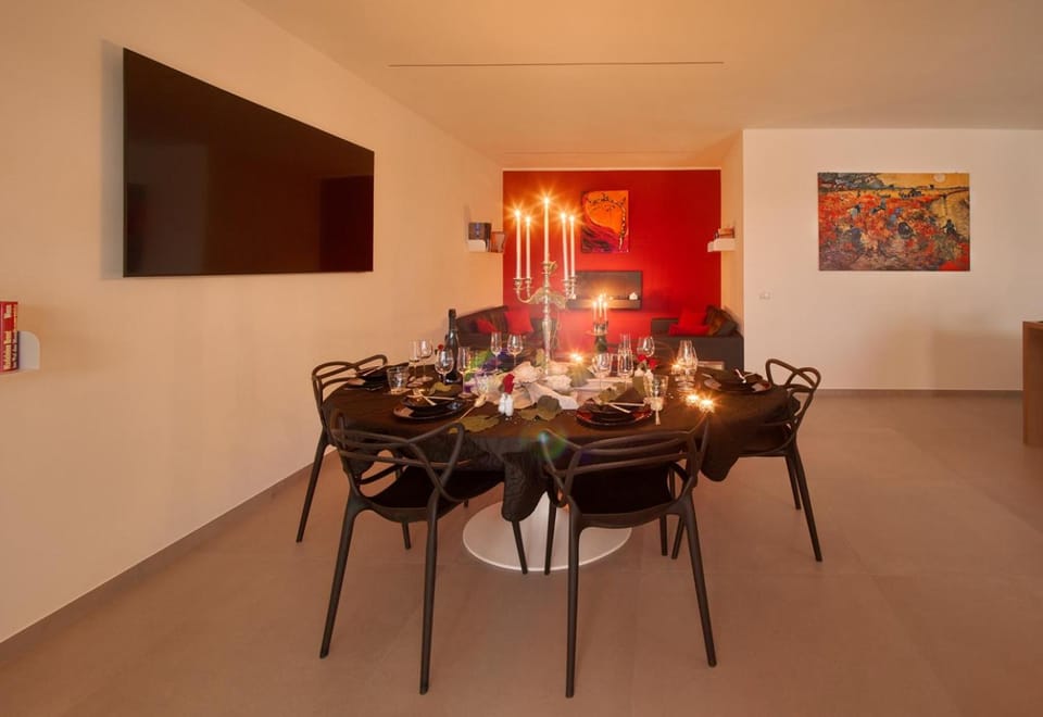 Living room, Food and drinks, Dining area, Dinner, locker, pet friendly