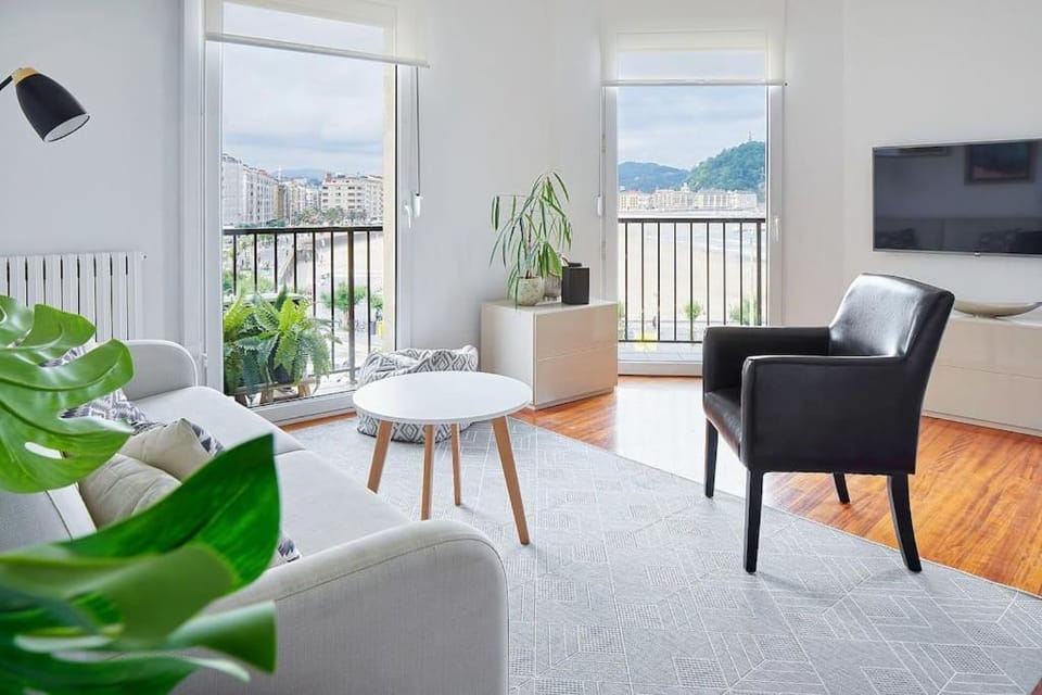 Natural landscape, TV and multimedia, View (from property/room), Balcony/Terrace, Living room
