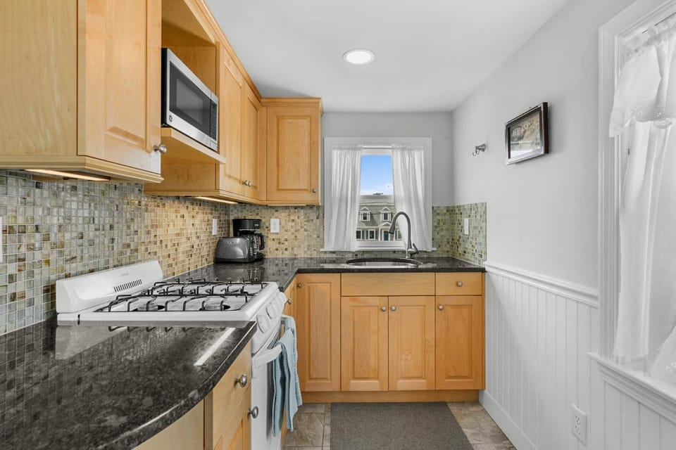 Cape Cod Water View Cottage—Steps to Private Beach House in East Sandwich
