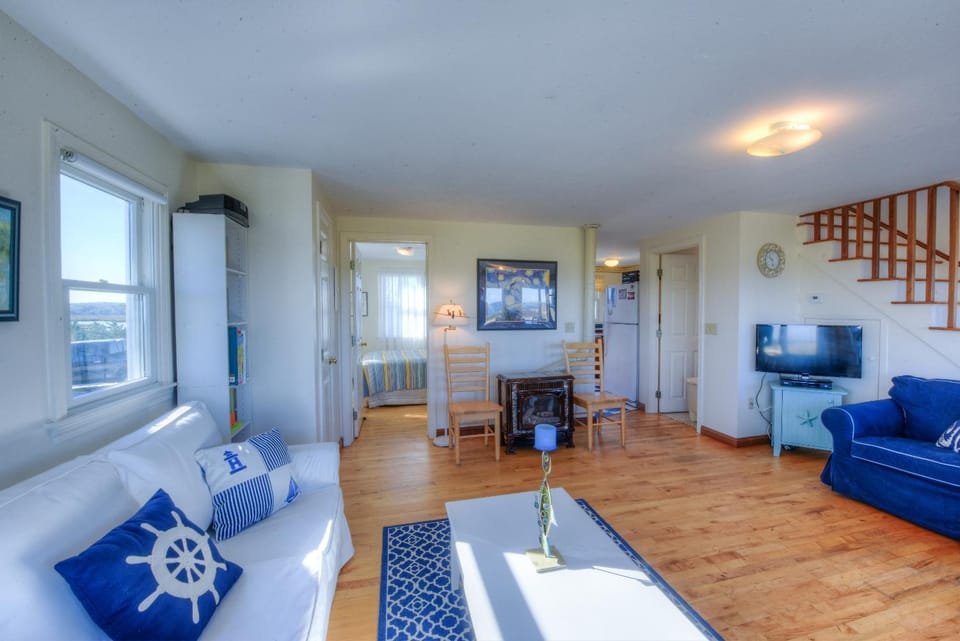 Oceanfront Cape Escape—Bay Creek Views House in East Sandwich