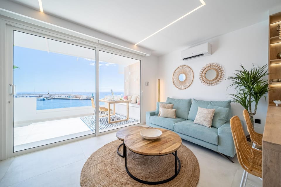 Natural landscape, Balcony/Terrace, Living room, Seating area, Sea view