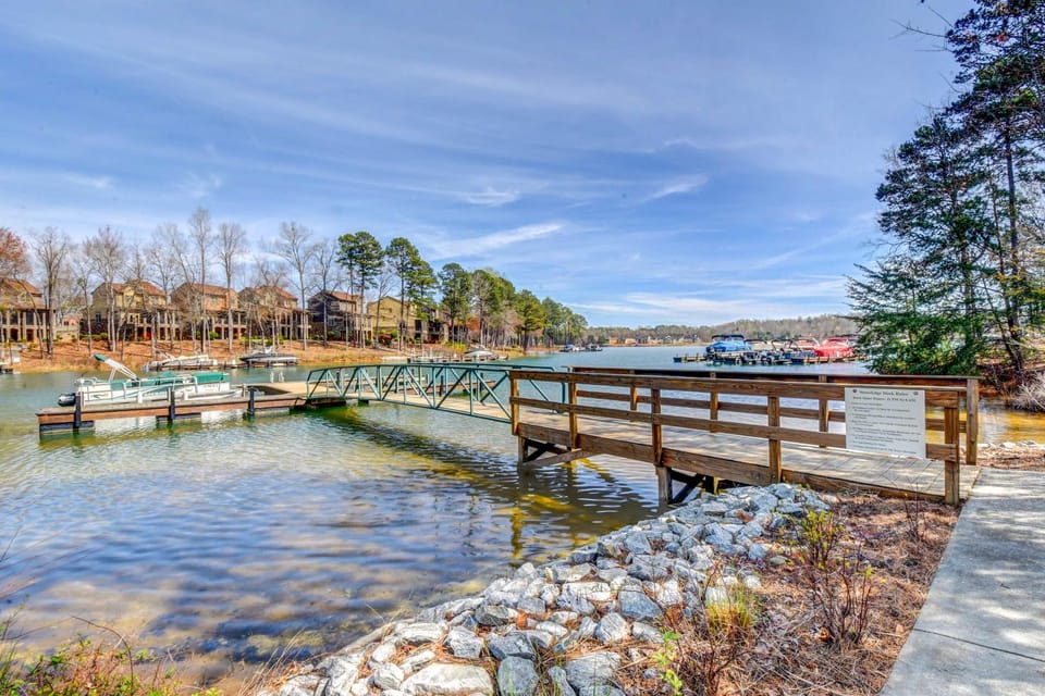 West Union Townhome w/ Patio & Lake View House in Lake Keowee