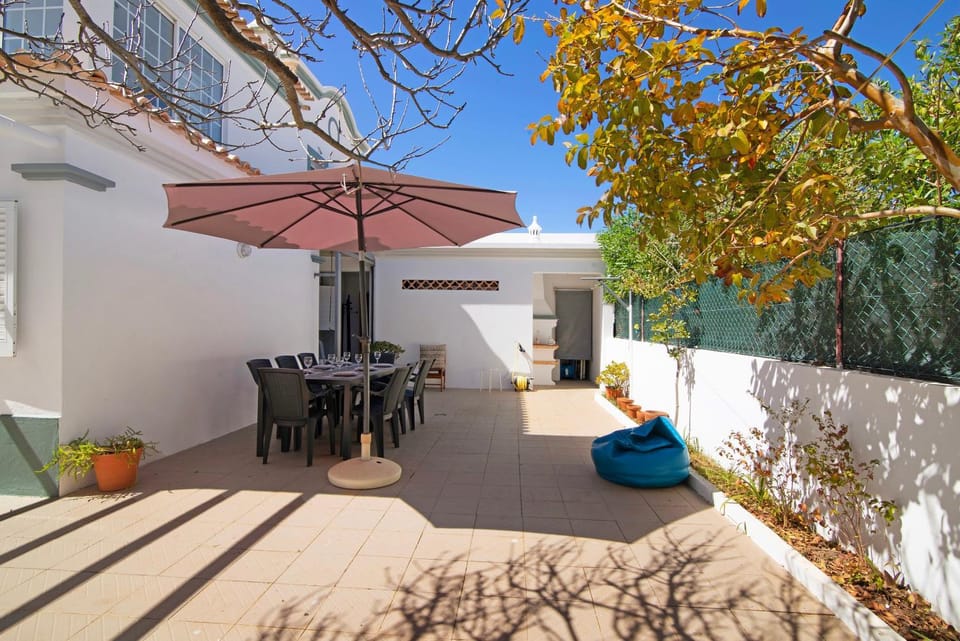 Property building, Balcony/Terrace, Living room