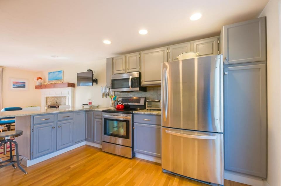Nature Lover's Pondside Getaway House in Mashpee