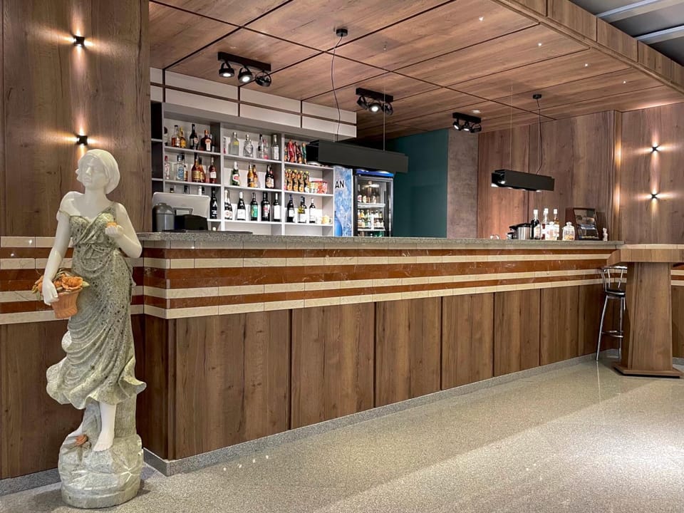Restaurant/places to eat, Lounge or bar, Food and drinks, Breakfast