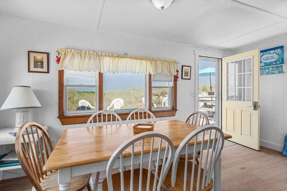 Bright Oceanfront Cottage—Deck Beach Access House in East Sandwich