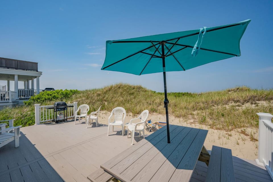 Bright Oceanfront Cottage—Deck Beach Access House in East Sandwich