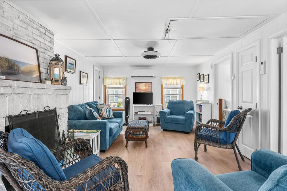 Bright Oceanfront Cottage—Deck Beach Access House in East Sandwich