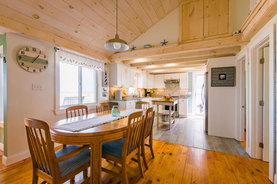 Cozy Sagamore Beach Cottage w/ Modern Comforts House in Sandwich