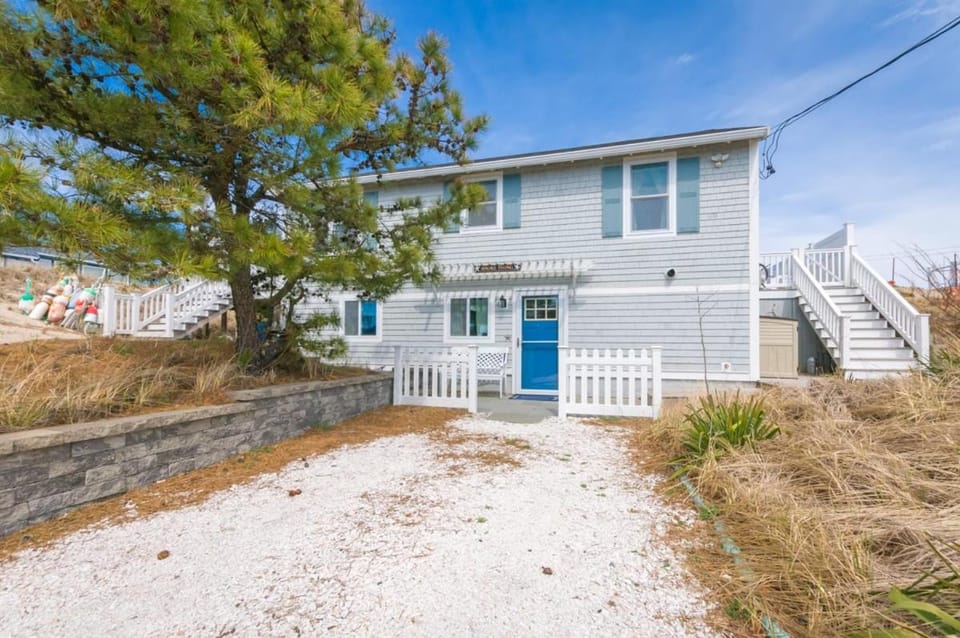 Cozy Sagamore Beach Cottage w/ Modern Comforts House in Sandwich