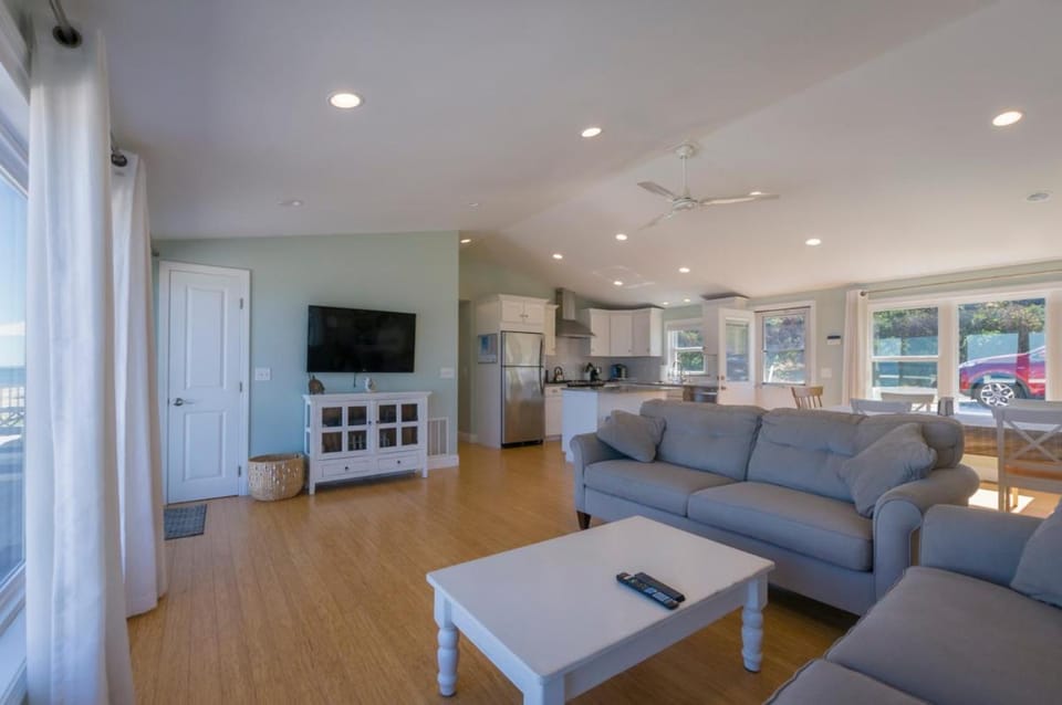 Oceanfront Property with AC in Scorton Shores House in East Sandwich