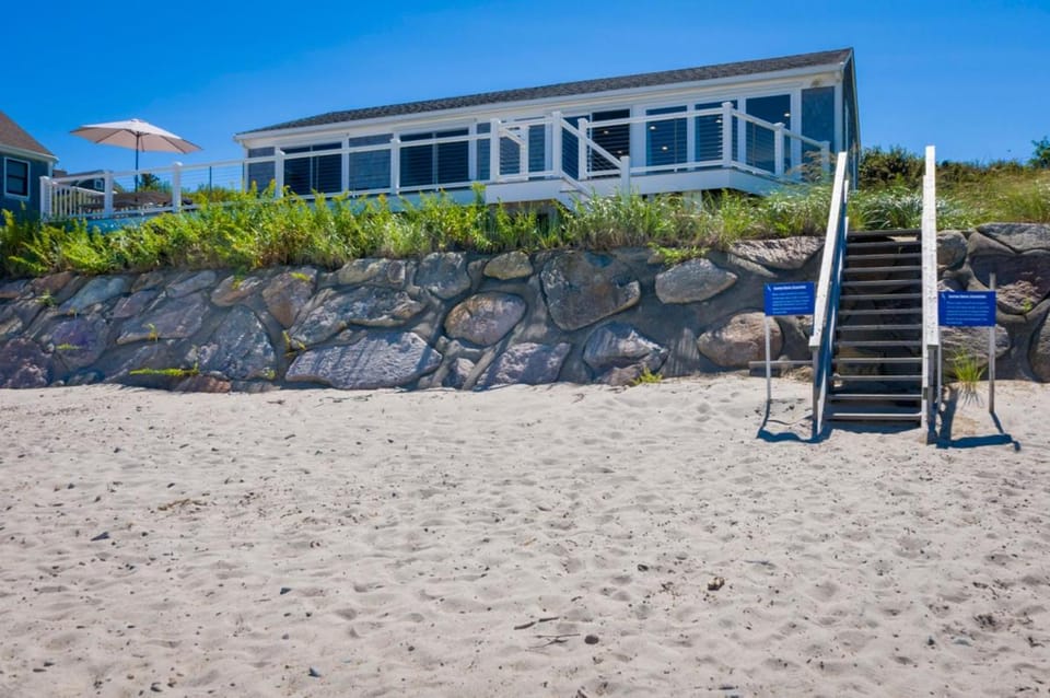 Oceanfront Property with AC in Scorton Shores House in East Sandwich