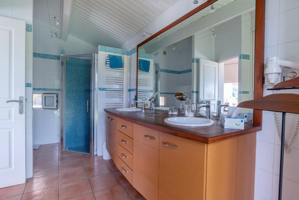 Maison villa contemporaine vue mer à Hyères var Villa in Hyères