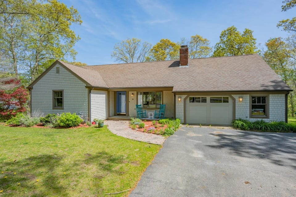 Gorgeous Cape Cod Retreat Near Town Neck House in Sandwich